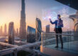 Une femme d'affaires interagit avec une interface holographique futuriste devant la skyline de Dubaï au coucher du soleil.