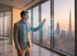 Un homme d'affaires en costume interagit avec une interface holographique devant une vue panoramique sur Dubaï au coucher.