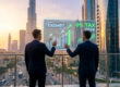 Deux hommes d'affaires regardent un hologramme futuriste affichant une exonération fiscale de 0% avec Dubaï en arrière-plan.